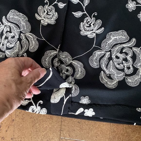 Eci black pencil skirt, cream flowers embroidered - Picture 13 of 16